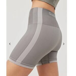 NWT Outdoor Voices SeamlessSmooth 4.5" Short - SMALL - Graphite/Dove - SMALL